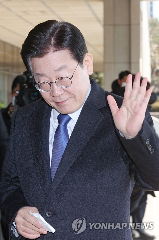 위례·대장동 개발 의혹'과 관련해 검찰의 소환조사 통보를 받은 더불어민주당 이재명 대표가 지난 28일 오전 서울 서초구 서울중앙지방검찰청에 출석하기 위해 이동하며 손을 들어보이고 있다.<연합뉴스>